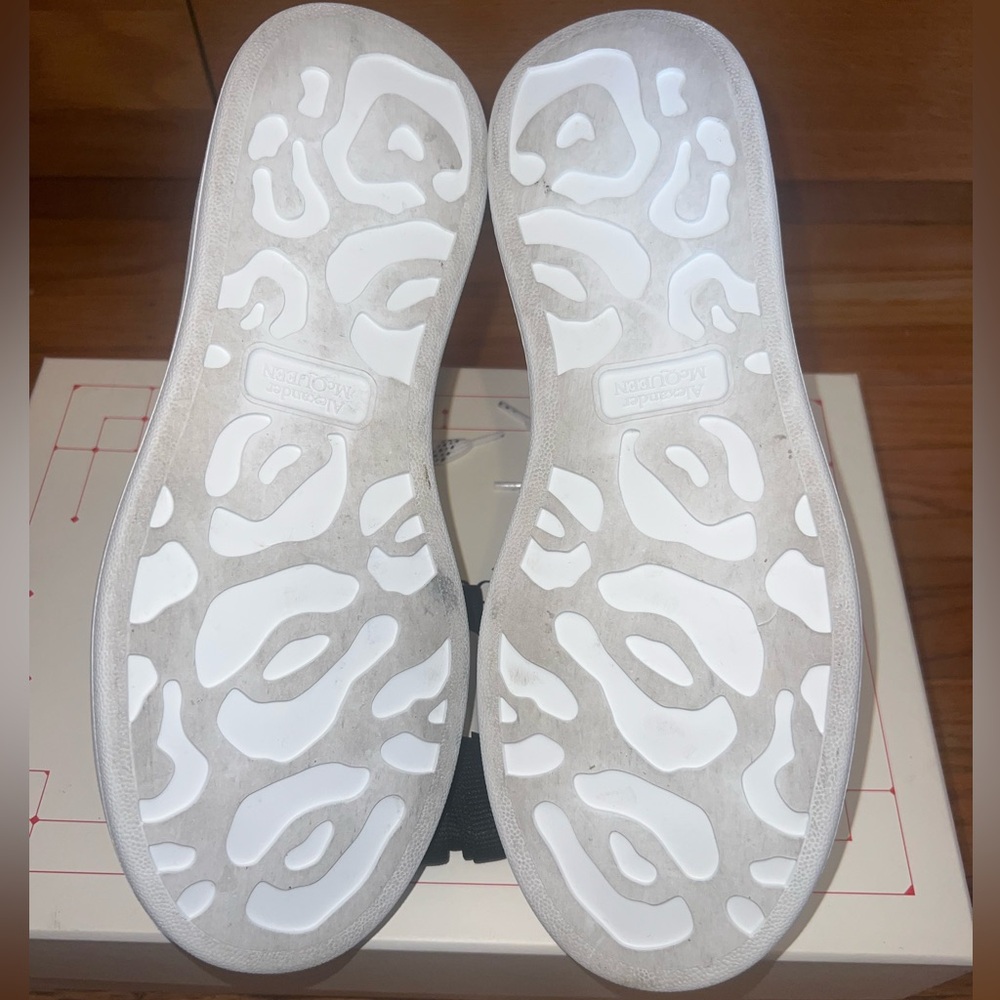 Alexander McQueen White and Black Sneakers with Minimalist Design - Picture 4 of 6
